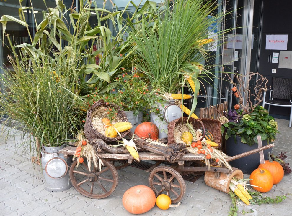 Herbstdekoration vorm Haus