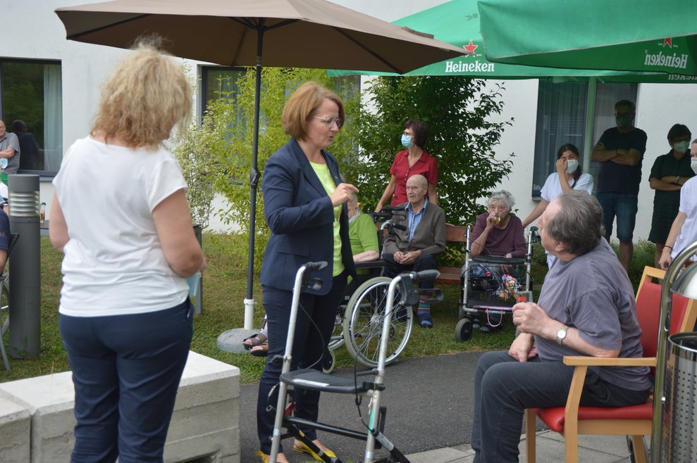 Frau Landesrätin Christiane Teschl-Hofmeister im Gespräch mit einem Bewohner