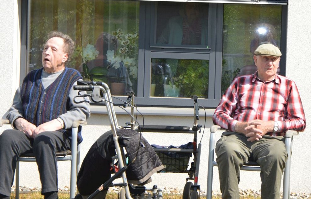 Bewohner sitzen draußen