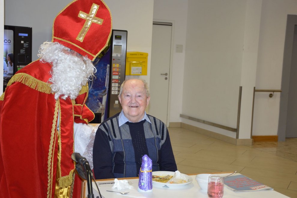 Nikolaus neben Bewohner.