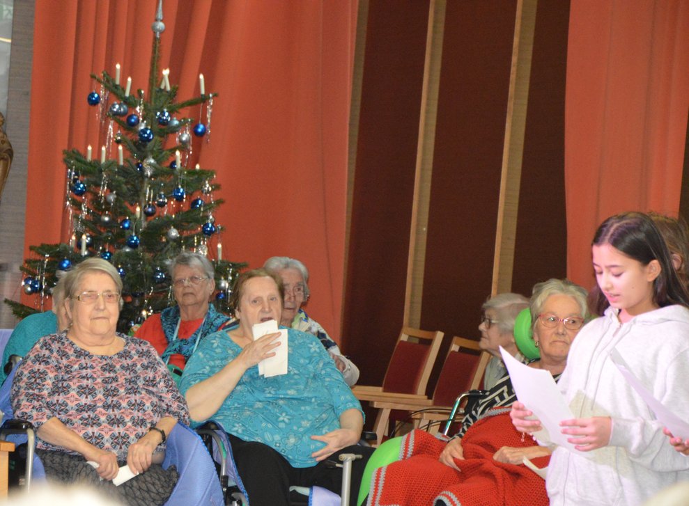 Bewohner lauschen dem Gedicht