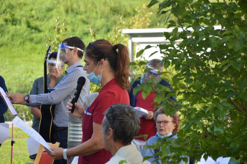 Frau spricht ins Mikrofon