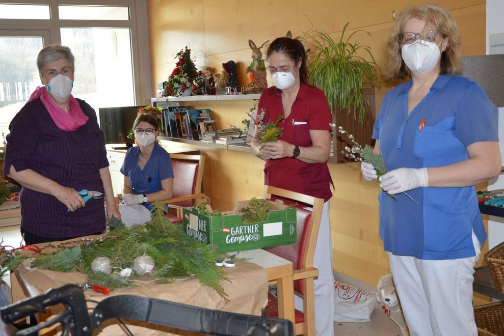 Gruppenbild von Ehrenamtlich:er Mitarbeiter;in und Alltagsbegleiter:innen