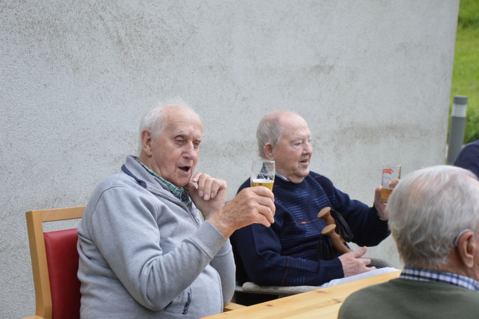 BewohnerInnen halten Gläser