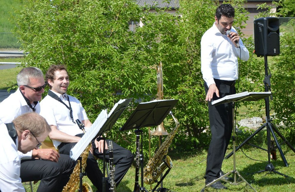 Mann spricht ins Mikrofon