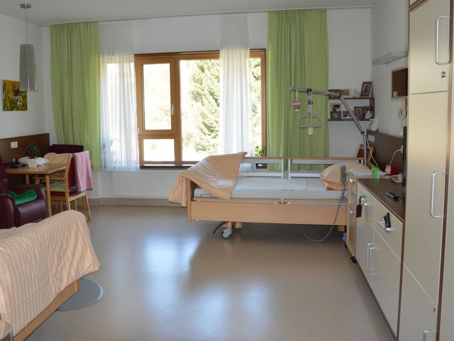 Pflegebett in einem Zimmer.