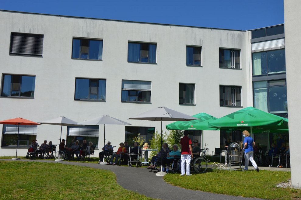 BewohnerInnen vor dem Haus