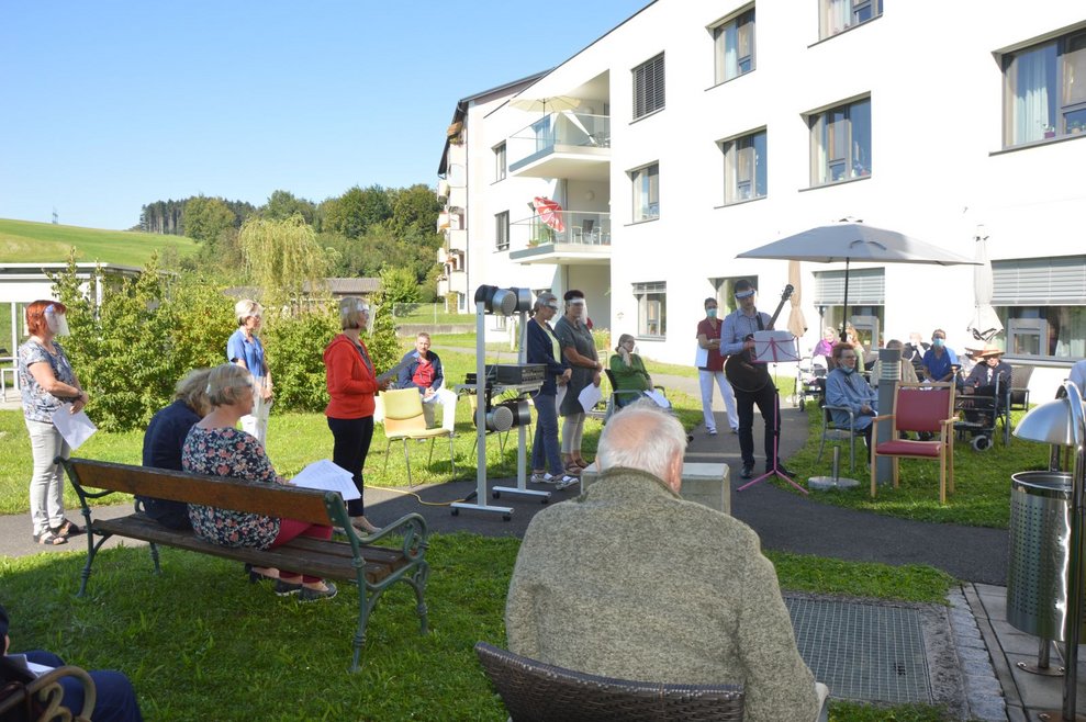 BewohnerInnen sitzen draußen