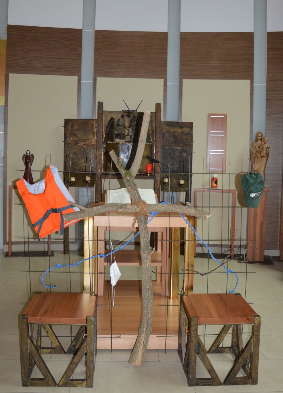 Holzkreuz aus Ästen gebunden