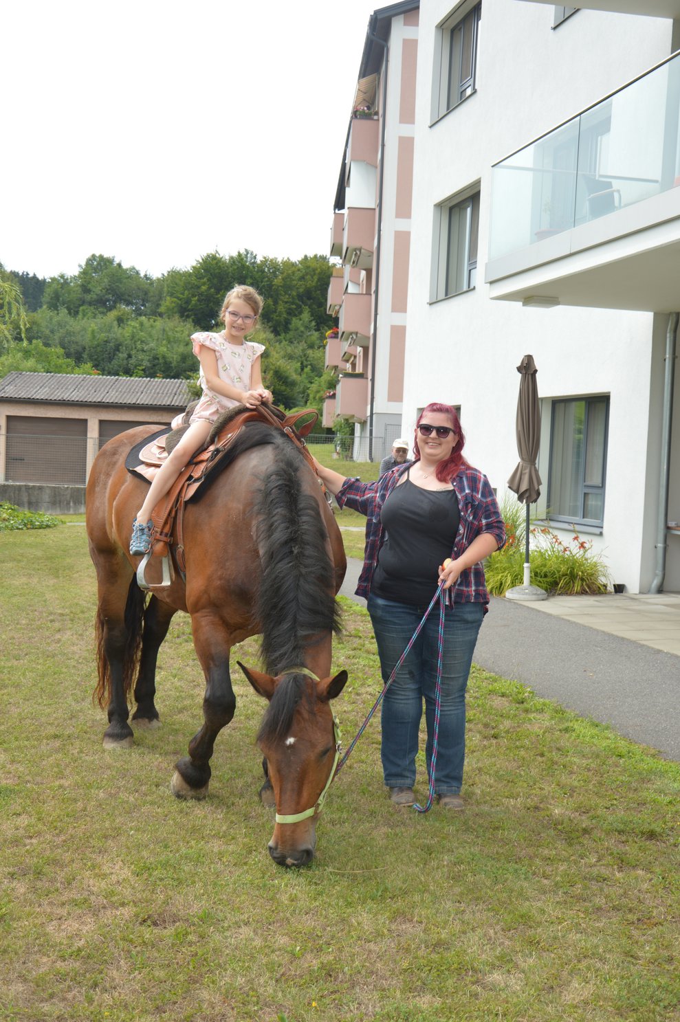 Auch Kinder die zu Besuch waren, nutzten die Gelegenheit um auf einen Pferd zu reiten