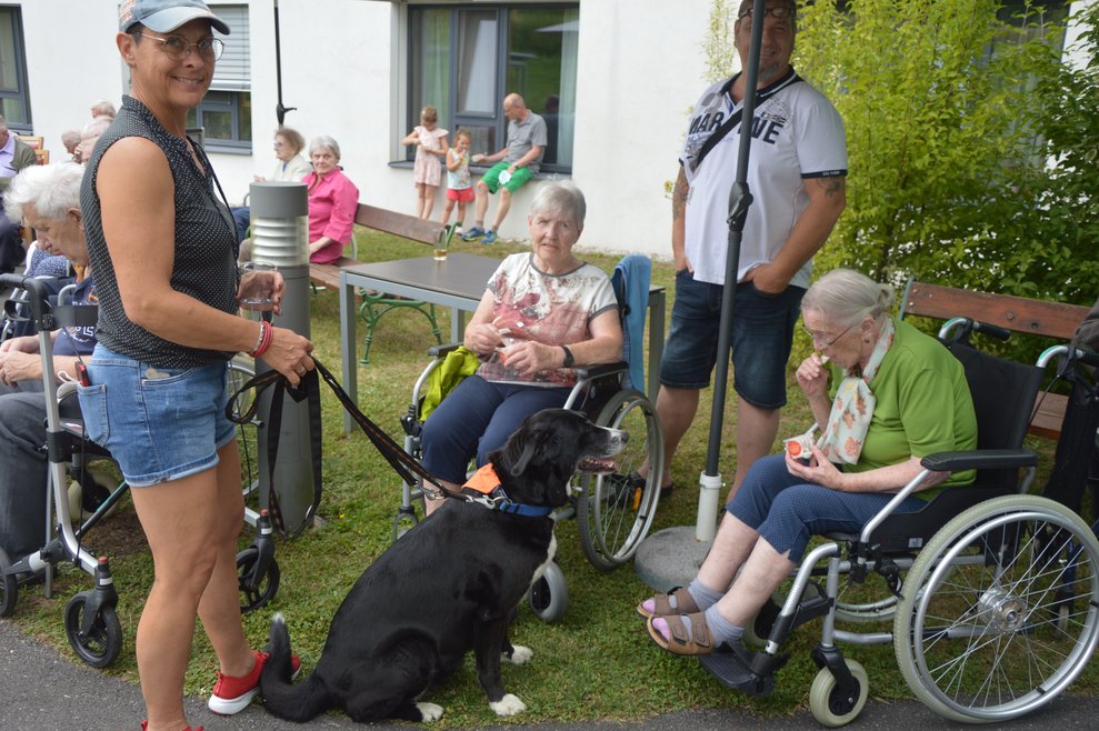 Bewohnerin war hin und weg vom Besuch des Hundes