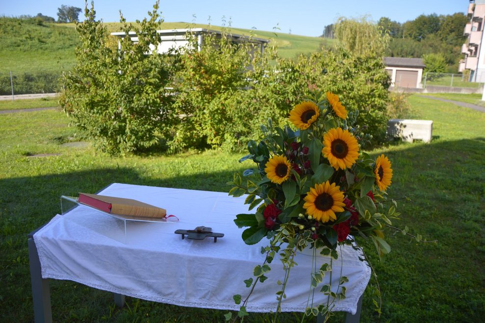 Blumenschmuck beim Altar